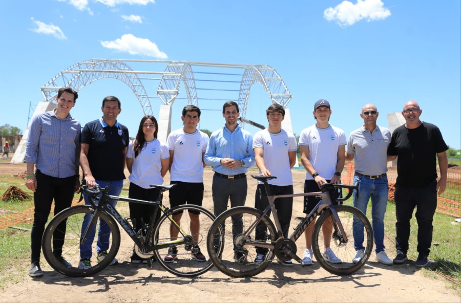 El intendente Leonardo Viotti junto al medallista ol&iacute;mpico, Walter P&eacute;rez y el subsecretario de Deportes, Alejandro Ambort, entre otros.
