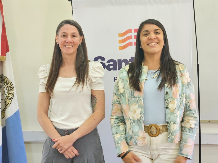 Mar&iacute;a Laura L&oacute;pez junto a Daiana Gallo Ambrosis en la sede de la Regional de Educaci&oacute;n en Rafaela.