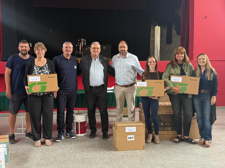 El instante en que recibieron los aportes las instituciones ramonenses.