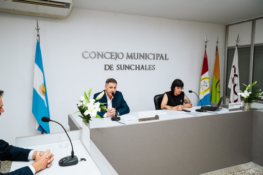 Fernando Cattaneo presidiendo el Cuerpo en la sesio&oacute;n preparatoria, a su lado la secretaria Soledad Mendoza.