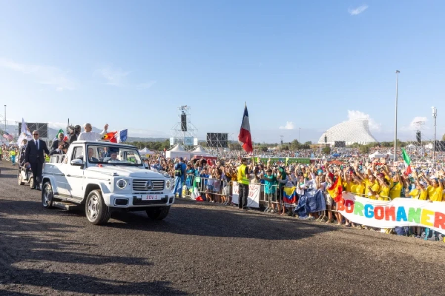 Le&oacute;n XIV saluda a la multitud durante el Jubileo de los J&oacute;venes.