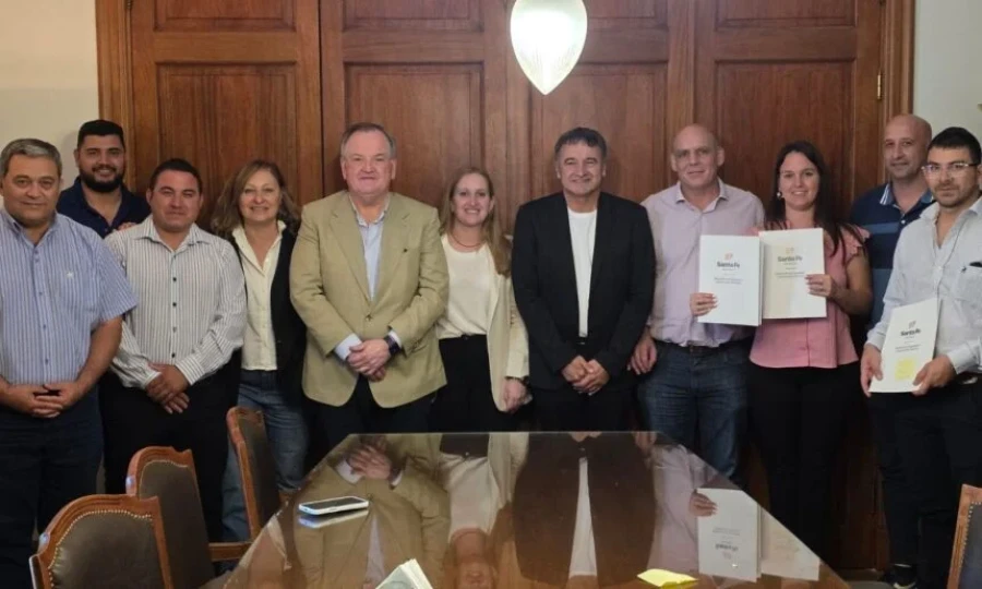 Autoridades y benefciarios durante la firma de convenios.