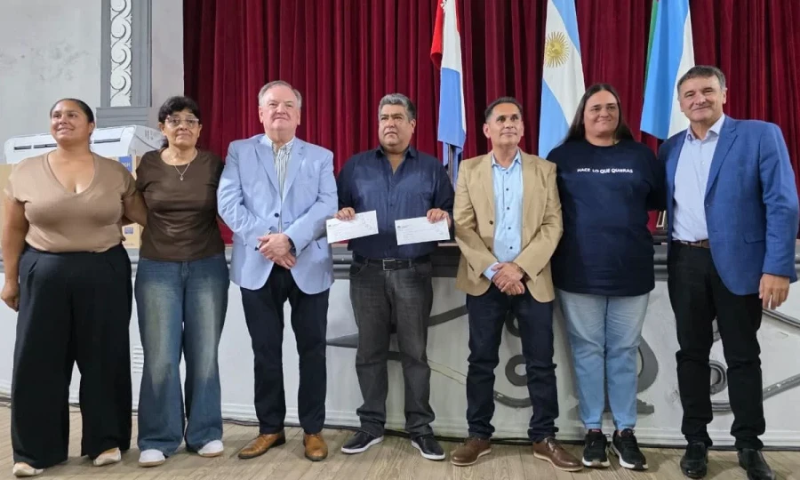 Autoridades y beneficiarios durante la entrega.