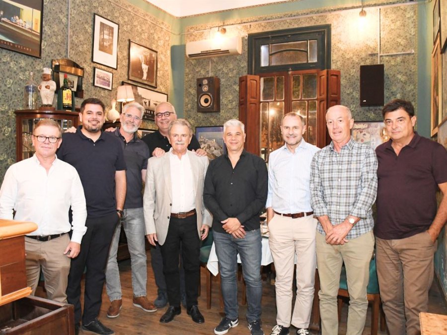 INTERCAMBIO. Los ex presidentes coincidieron en la preocupaci&oacute;n por el bajo nivel de actividad en la mayor&iacute;a de los sectores productivos.