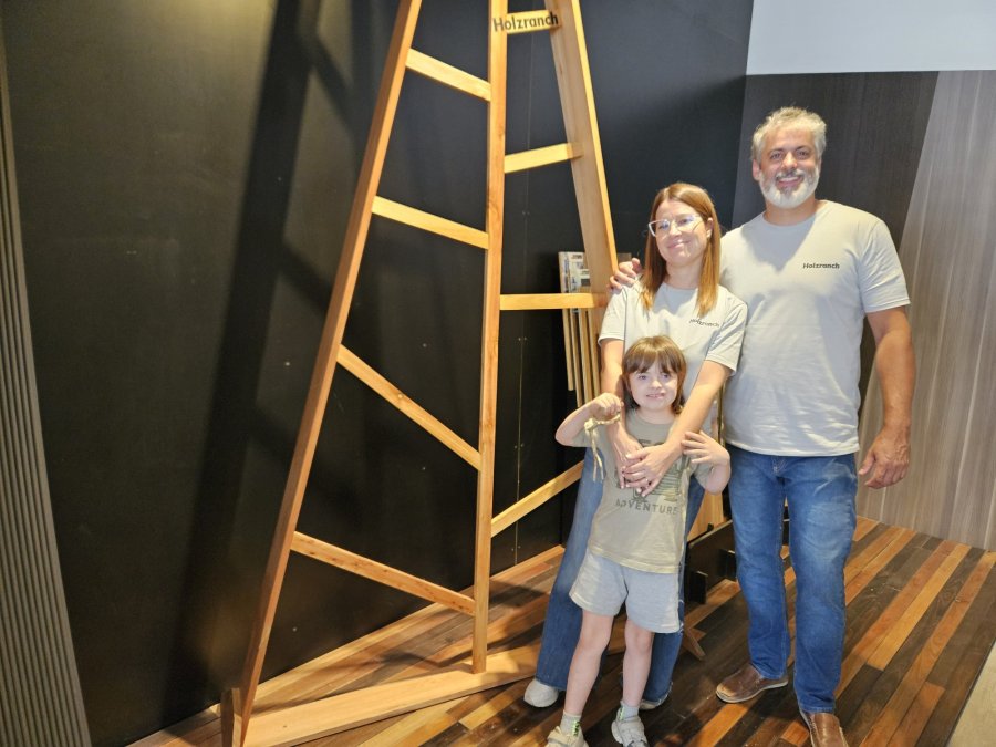 Nadia y Gustavo, de Holzranch, los autores del novedoso dise&ntilde;o de arbolitos de pino para la Navidad. (FOTO D. CAMUSSO)