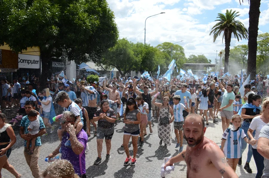 El festejo de los rafaelinos tras la consagraci&oacute;n en el Mundial de Qatar 2022.