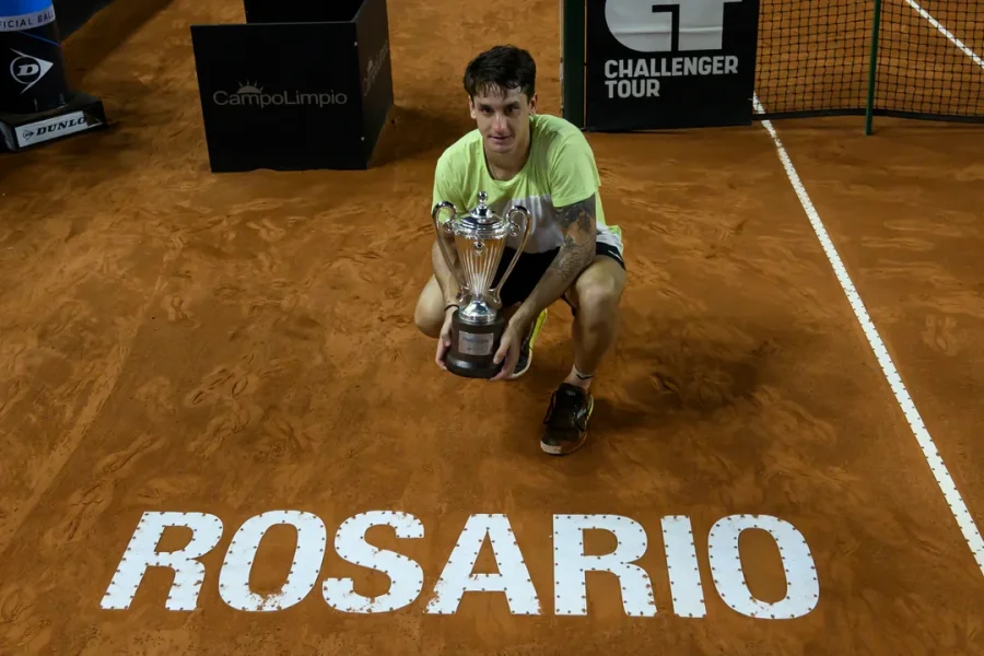 Camilo Ugo Carabelli posa con el trofeo en la anterior edici&oacute;n del Challenger de Rosario.