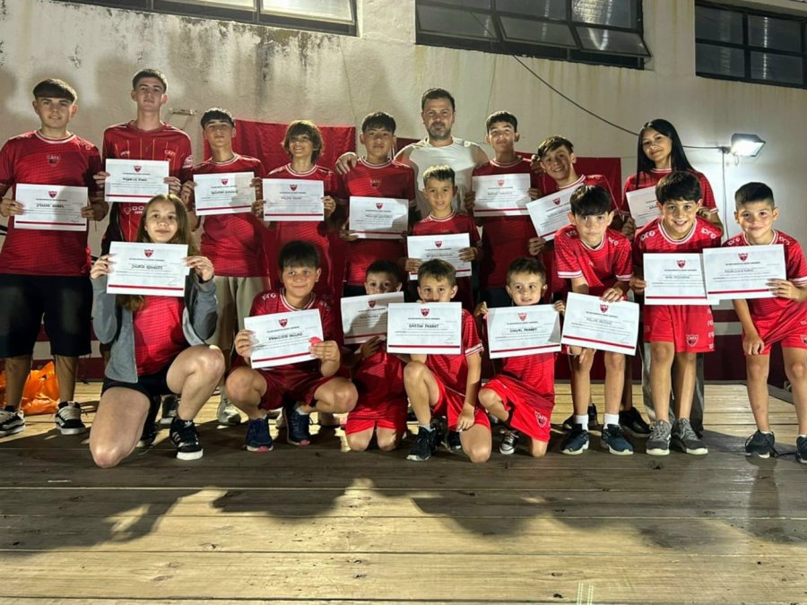 RECONOCIMIENTO. Deportistas del club junto al presidente Passerino.