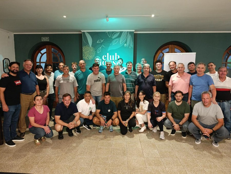 TODOS JUNTOS. Los miembros, representantes de las instituciones deportivas de la ciudad.