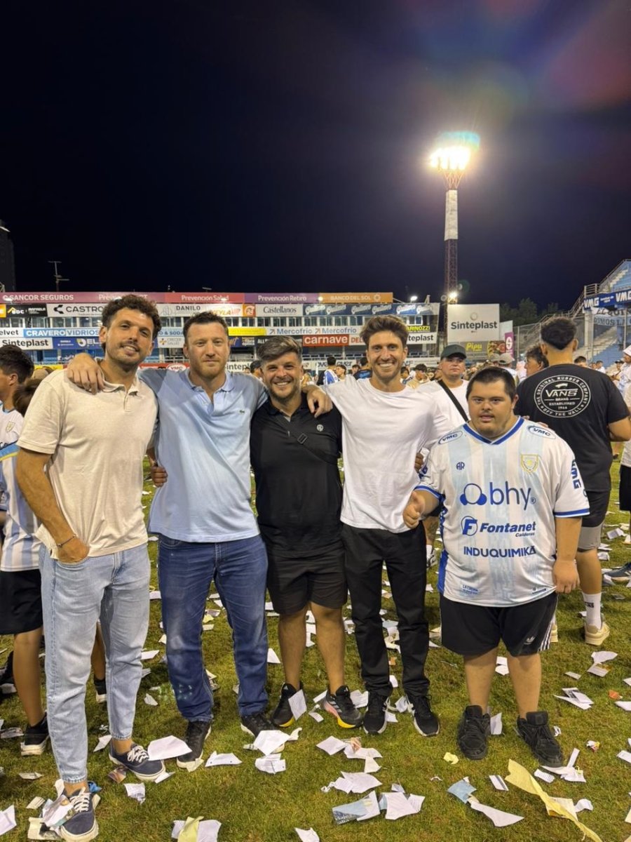 DE FESTEJO. Francisco Paravano junto a autoridades e hinchas de la Crema tras alcanzar el ascenso a la Primera Nacional.