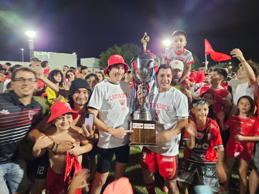 OTRO A&Ntilde;O DE LOGROS. Ferro se qued&oacute; con la Copa "Am&eacute;rico Lito Maina"..