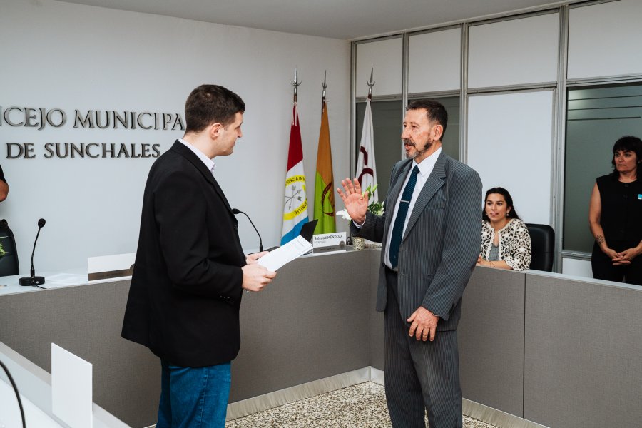 Jos&eacute; Delmastro emite su juramento ante Juan Iganacio Astor, por ese entonces presidente del Cuerpo.