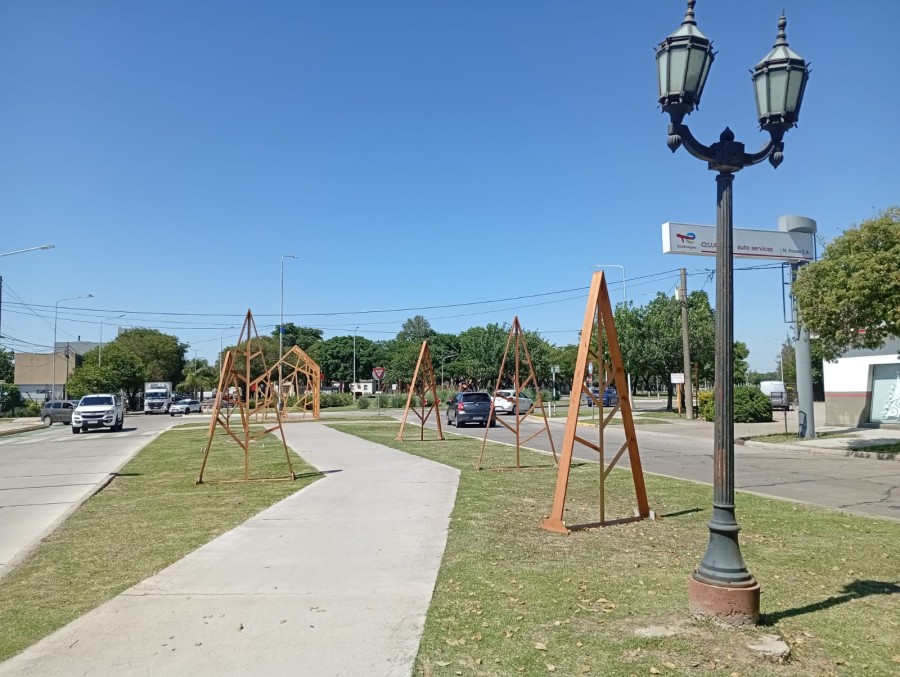 Las estructuras de madera que embellecen bulevar Yrigoyen, en este caso el cantero ubicado en la zona de la rotonda con las avenidas Fader y Williner.