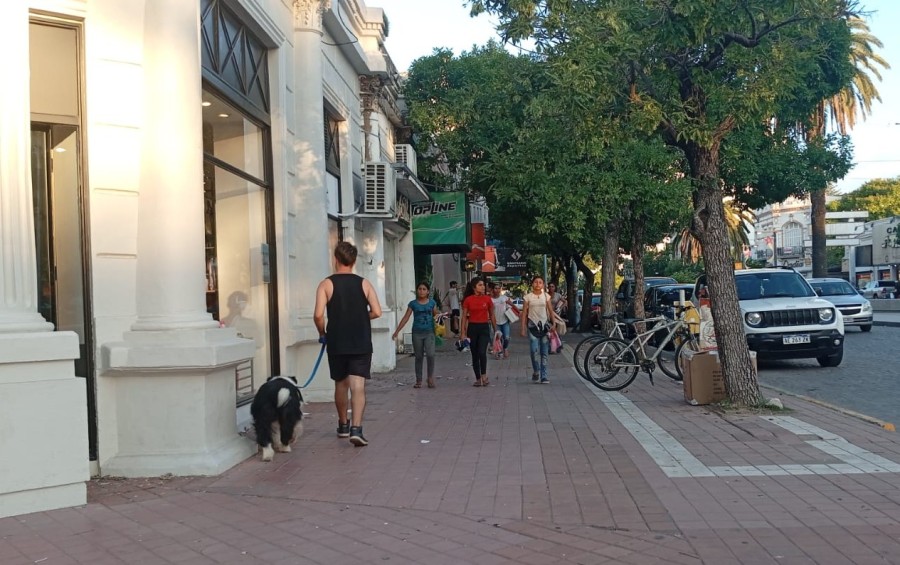 Bulevar Santa Fe desde Lavalle, viernes a las 19 horas, un tarde movidita.