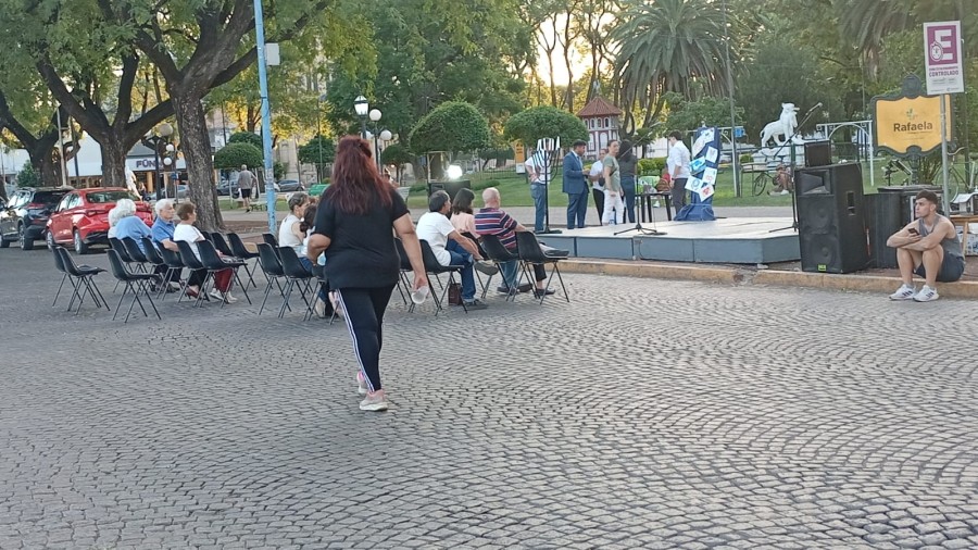 Calle interna de la Plaza 25 de Mayo, en el nacimiento de bulevar Santa Fe, cerrado al tr&aacute;nsito por un mini evento. (FOTO LA OPINI&Oacute;N)