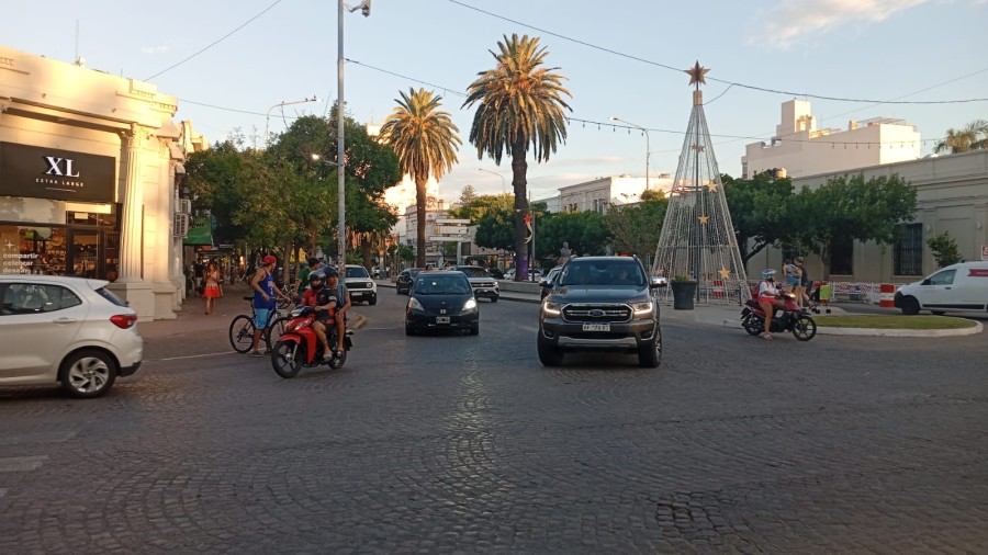 El tr&aacute;nsito, un infierno en la tardecita del viernes. (FOTO LA OPINI&Oacute;N)