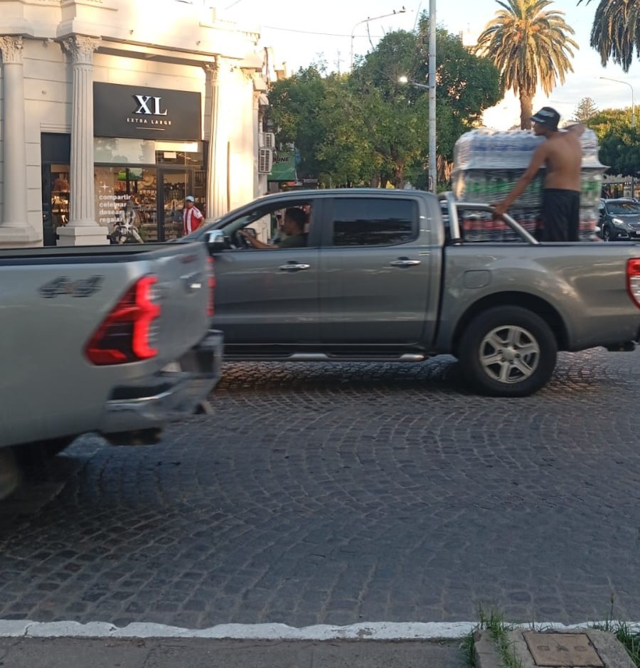 Una postal de la calurosa tarde del viernes en la esquina de Lavalle y bulevar Santa Fe. (FOTO LA OPINI&Oacute;N)