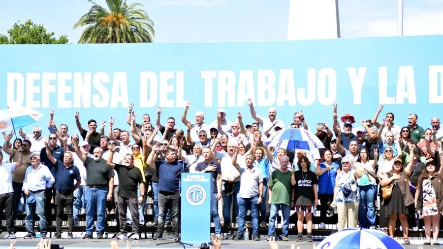 Los principales dirigentes de los gremios que integran el secretariado nacional de la CGT en el acto en Plaza de Mayo de este jueves. (FOTO CGT)