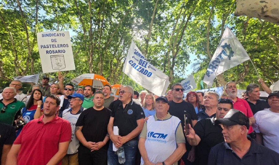 El secretario General del SEOM Rafaela, Dar&iacute;o Cocco, al participar de la movilizaci&oacute;n de trabajadores municipales y de otros sectores en la ciudad de Rosario. (FOTO SEOM)
