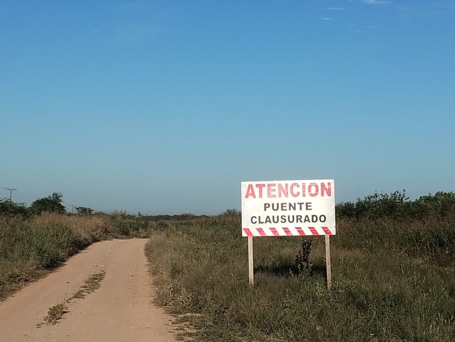 La se&ntilde;al&eacute;tica advert&iacute;a que no se pod&iacute;a transitar sobre el puente.