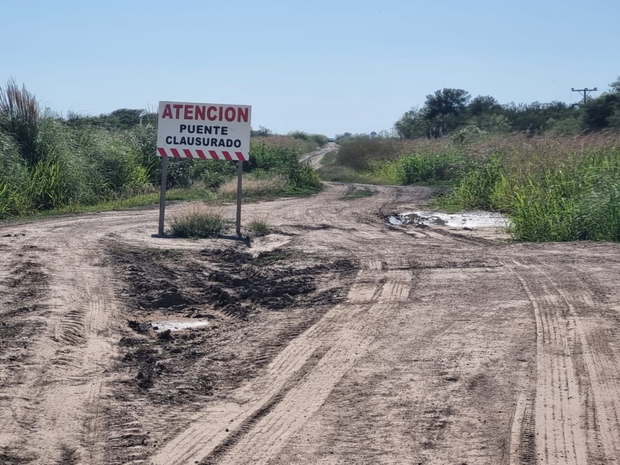 Para Vialidad, la decisi&oacute;n del camionero de avanzar pese a la carteler&iacute;a fue clave para que se termine de romper el puente. (FOTO VIALIDAD)