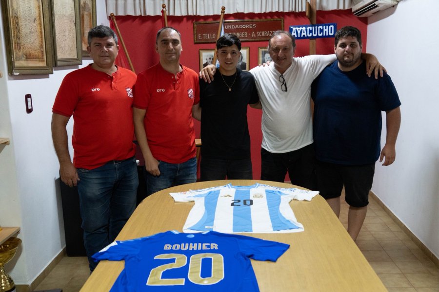 GRAN GESTO. Gast&oacute;n y las camisetas del seleccionado obsequiadas al club.