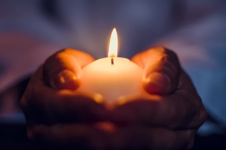 La iniciativa para encender miles de velas se denomina Alumbra la Vida y se realiza en el d&iacute;a en que la Iglesia Cat&oacute;lica conmemora el D&iacute;a de los Santos Inocentes.