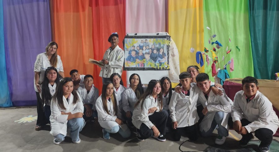 Los egresados junto a "la obra maestra".