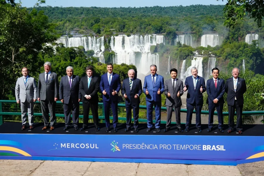 Los mandatarios posaron para la foto oficial con las incre&iacute;bles Cataratas.