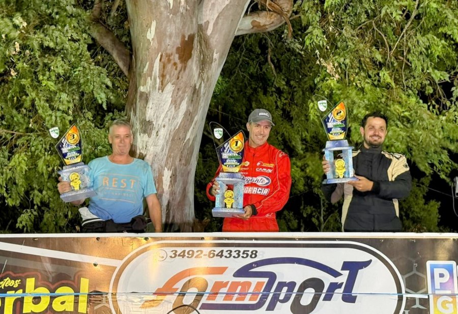 Mariano Bacci (3&deg;); Mariano Garc&iacute;a (1&deg;) y Agust&iacute;n Bonomo (2&deg;) en el podio de Vila.