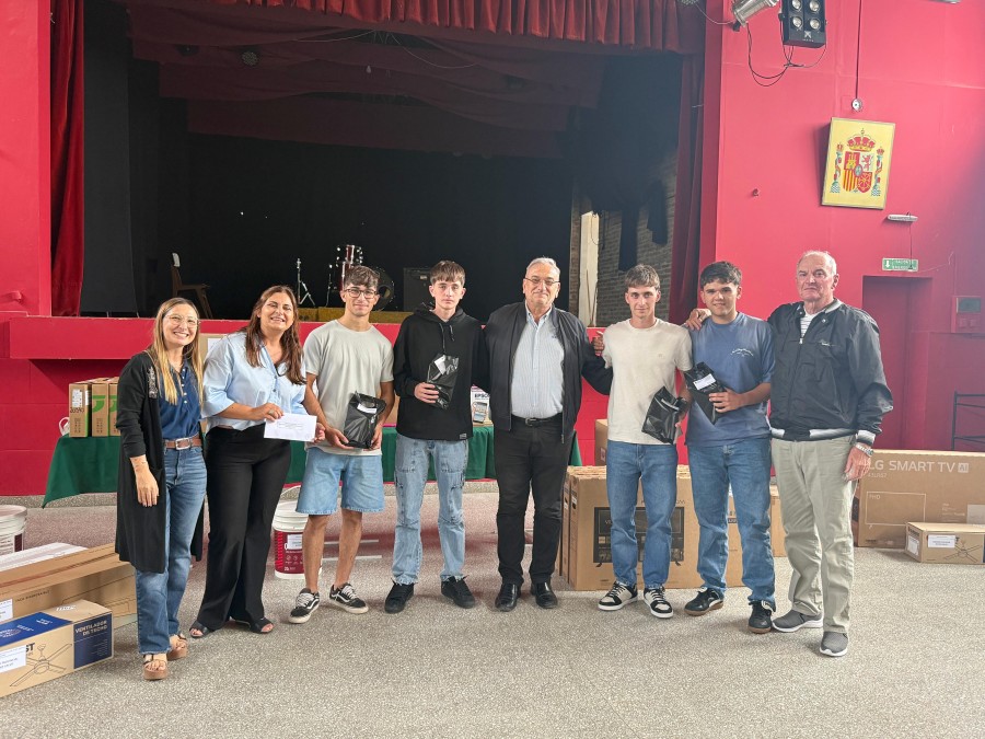 Los estudiantes recibiendo el galard&oacute;n junto a las autoridades.