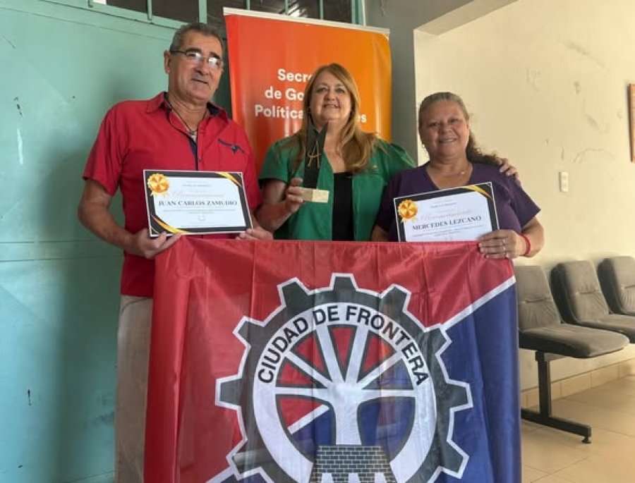 Los bailarines exhibiendo el galard&oacute;n obtenido.