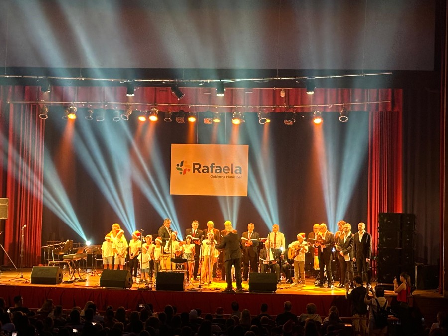 Navidad Encantada, la propuesta de los organismos municipales de cultura se llev&oacute; a cabo en el Cine Teatro Belgrano. (FOTO M. LIOTTA)