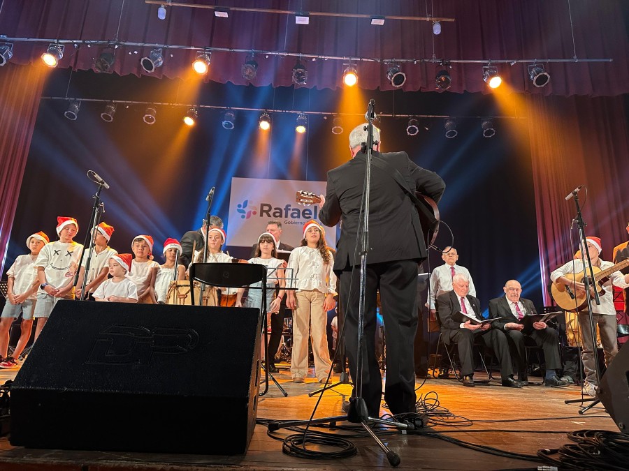 Chicos con el tradicional gorrito de Pap&aacute; Noel en el escenario de Navidad Encantada en el Cine Teatro Belgrano. (FOTO M. LIOTTA)