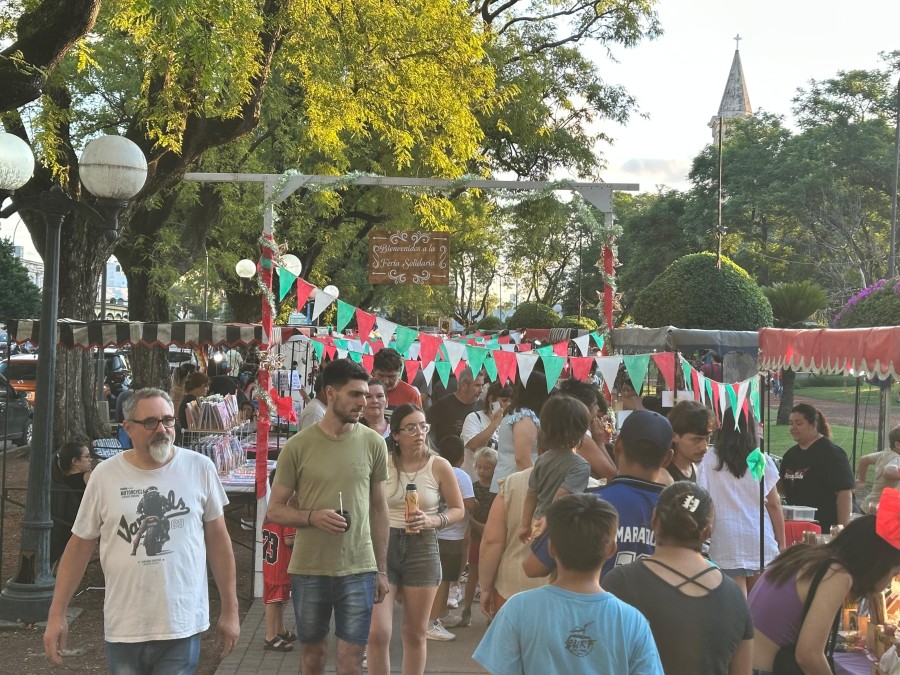Plaza Feria con su gran familia de artesanos fue un polo de atracci&oacute;n este domingo por la tarde. (FOTO M. LIOTTA)