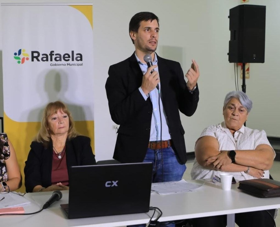 La secretaria de Cultura y Educaci&oacute;n del Municipio, Norma Becchio, el intendente Leonardo Viotti y Delia Colussi, quien en una semana dejar&aacute; el cargo.