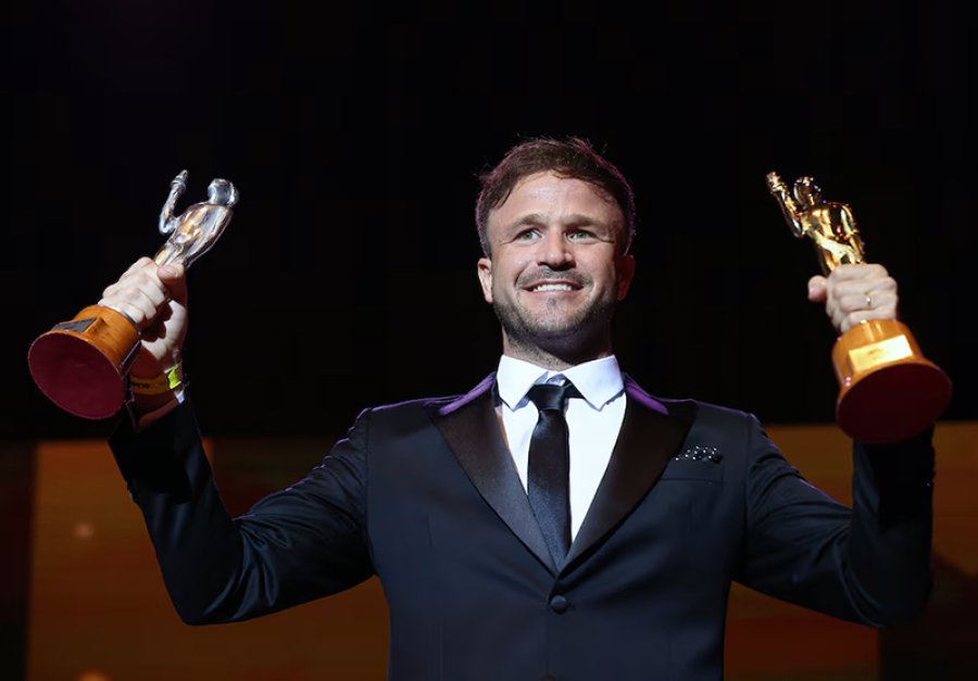 COSECHA DE TROFEOS. El piloto con los Olimpia de Plata y Oro.