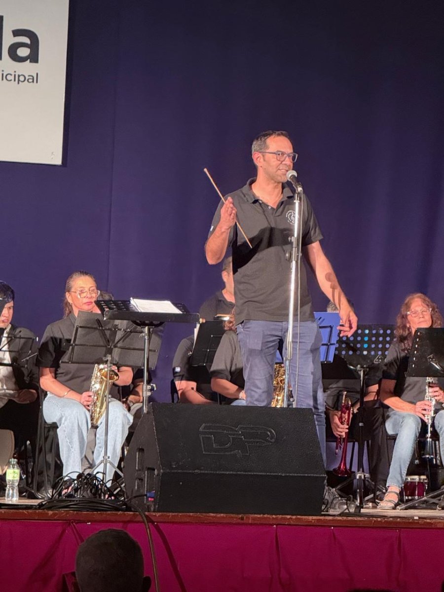 La agrupaci&oacute;n sanvicentina durante su presentaci&oacute;n.