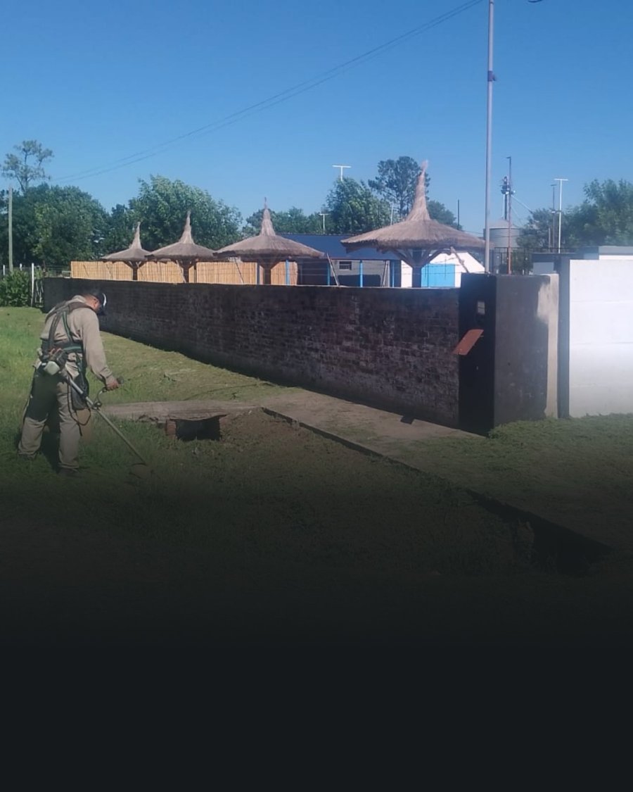 Operario comunal laborando en inmediaciones de la instituci&oacute;n.