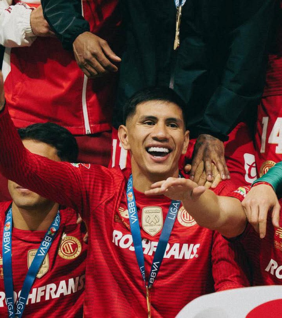 A&Ntilde;O INOLVIDABLE. Castro festejando con Toluca.