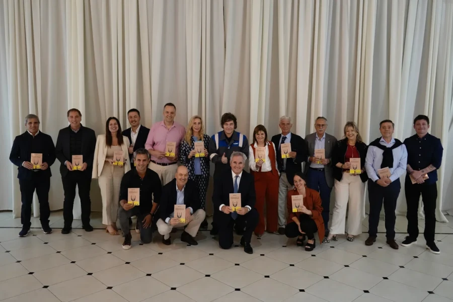 El presidente Javier Milei junto al Gabinete.