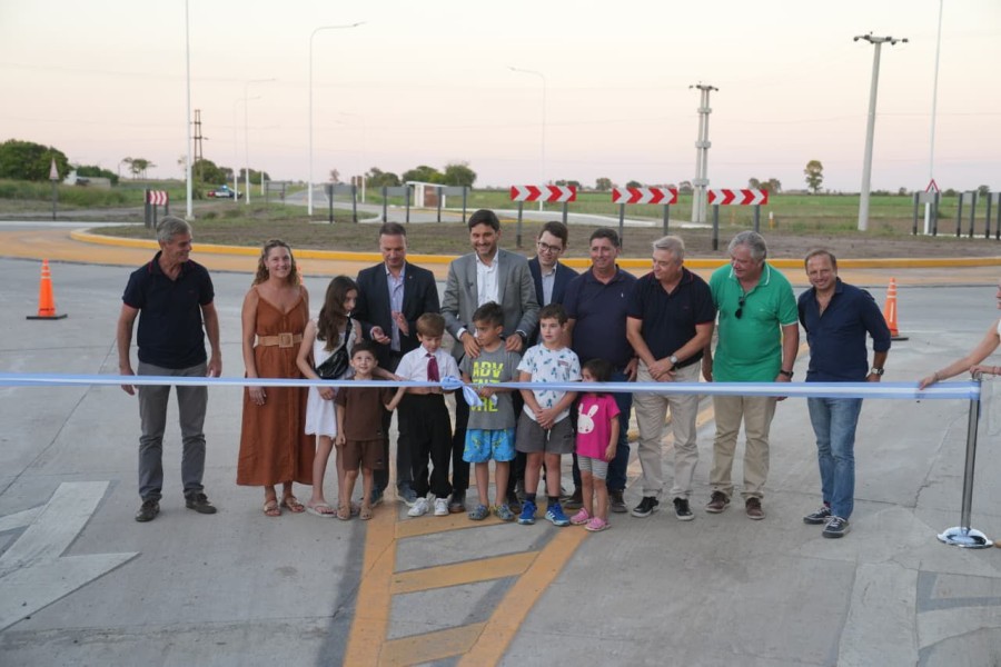 El gobernador Maximiliano Pullaro, el ministro de Obras P&uacute;blicas, Lisandro Enrico y el presidente de la Comuna de Humboldt, Mart&iacute;n Quiroz, encabezaron el corte de cintas.