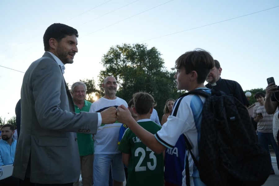 Pullaro saluda a un ni&ntilde;o en la inauguraci&oacute;n de la rotonda de Humboldt. (FOTO SCS)