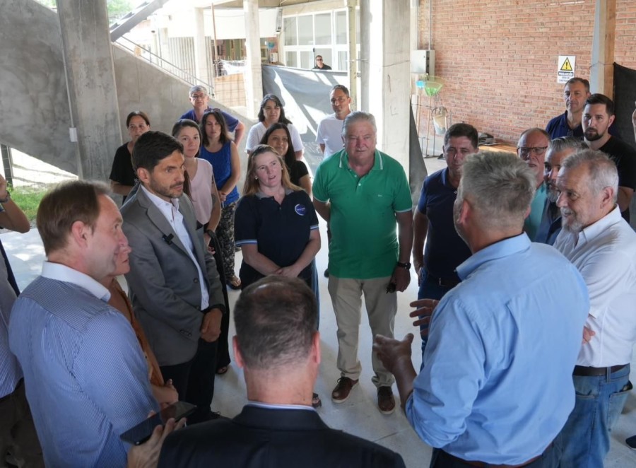 Pullaro durante su visita al barrio La Orilla de Esperanza. (FOTO SCS)