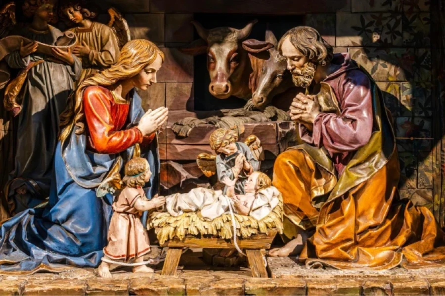 Nacimiento tallado en madera dentro de la Catedral de Colmar, Alsacia (Francia).