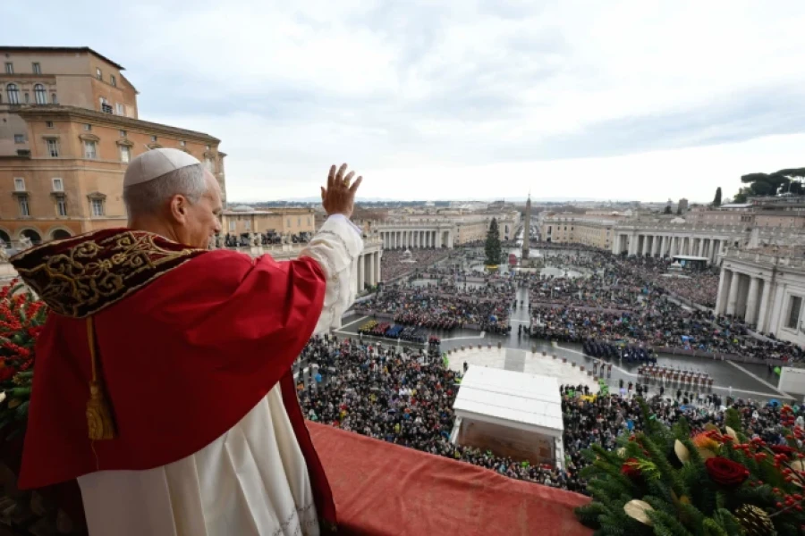 El Papa, esta ma&ntilde;ana, impartiendo la bendici&oacute;n Urbi et Orbi.
