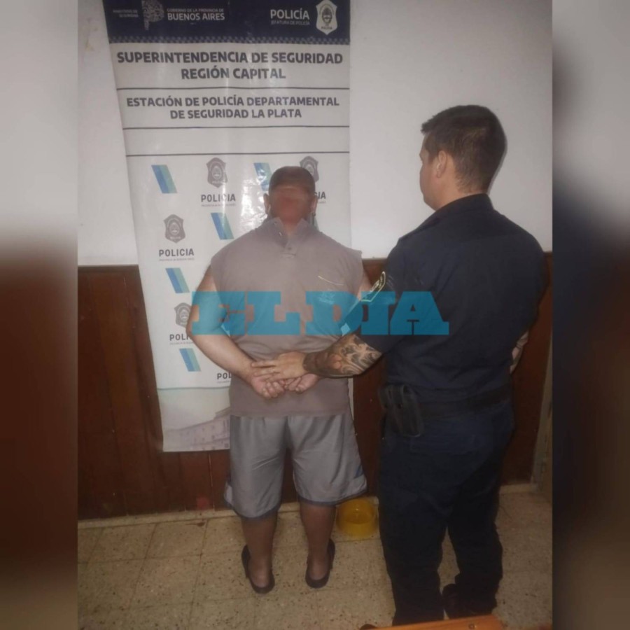 Un oficial de polic&iacute;a junto al detenido por el crimen de su vecino en La Plata.