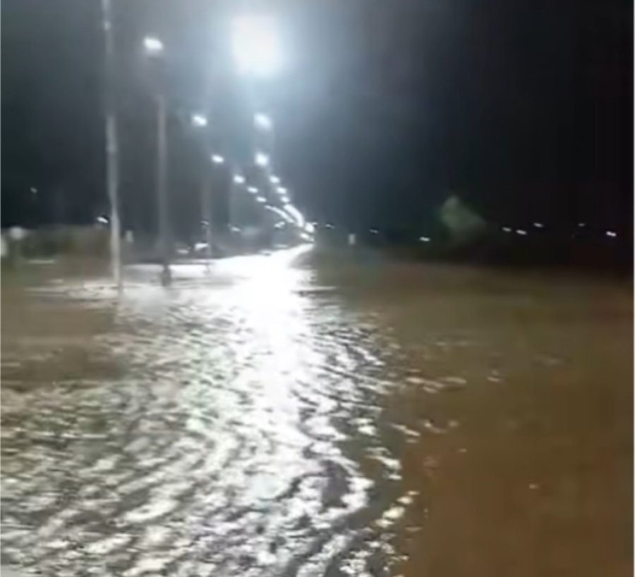 La esquina de Tucum&aacute;n y Maggi en la noche del mi&eacute;rcoles, una gran pileta, tras la intensa lluvia.