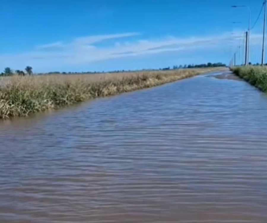 El camino 27 en los alrededor de la ciudad permanec&iacute;a con agua sobre la traza este jueves por la ma&ntilde;ana. (REDES)