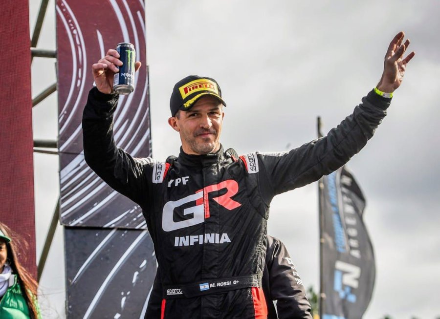 Mat&iacute;as Rossi festejando en un podio en la temporada 2025.